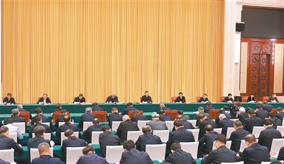 【人民日报】习近平在听取新疆维吾尔自治区党委和政府工作汇报时强调  完整准确全面贯彻新时代党的治疆方略 努力建设团结和谐、繁荣富裕、文明进步、安居乐业、生态良好的社会主义现代化新疆