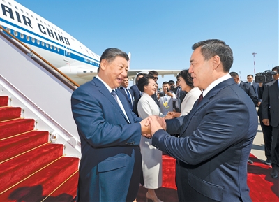 【人民日报】习近平抵达比什凯克